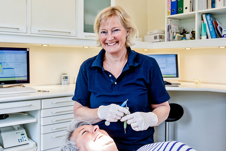 Tandlæge Marianne Tarp med patient