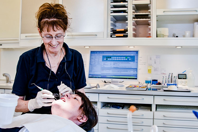 Tandlæge Susanne Dalum og patient